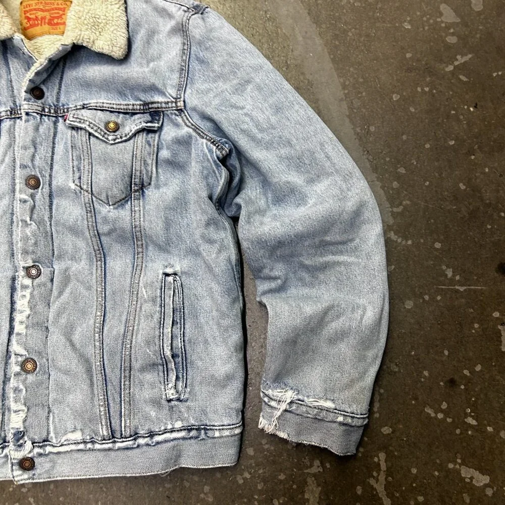 Levi’s Sherpa Lined Denim Trucker Jacket Size L Distressed Light Wash - Picture 5 of 13